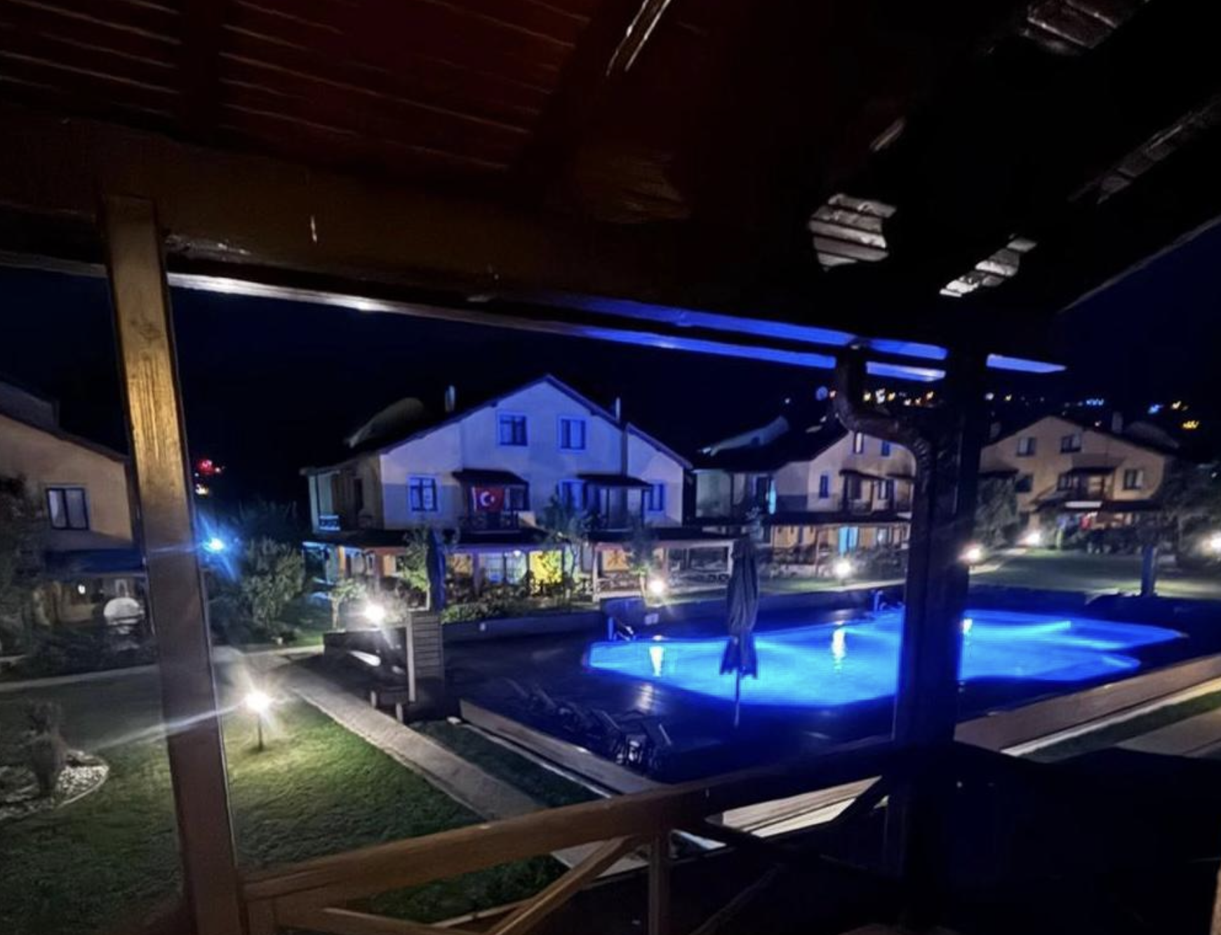 KARTEPE 4+1 ŞÖMİNELİ VERANDALI VİLLA